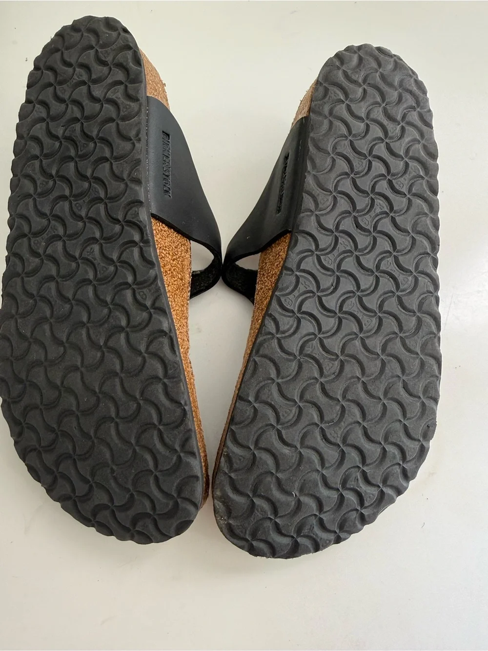 Birkenstock  Gizeh Girl size 2.5. Black T-Strap Cork Footbed Sandals for Kids